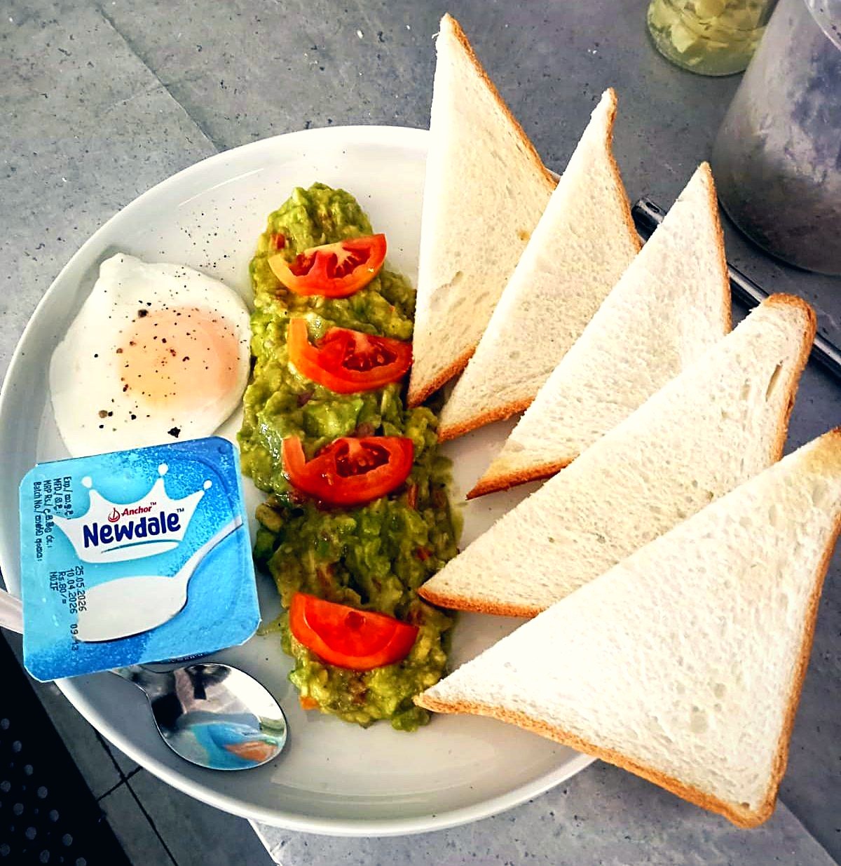 Avocado on toast with fresh tomato